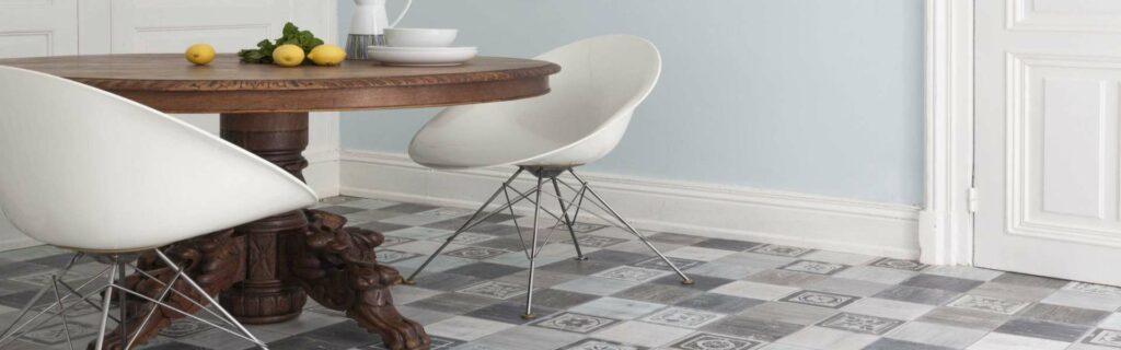 Ein Tisch und Stühle in einem Esszimmer mit Vinylboden. Thomas Jung Maler- & Stukkateurbetrieb aus Spiesen