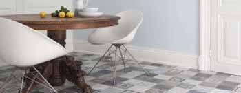 Ein Esszimmer mit weißem Tisch und Stühlen, mit einzigartiger Fassadengestaltung. Thomas Jung Maler- & Stukkateurbetrieb aus Spiesen