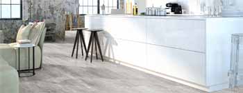 Eine moderne Küche mit weißen Wänden und Holzböden, hervorgehoben durch fachmännische Malerarbeiten. Thomas Jung Maler- & Stukkateurbetrieb aus Spiesen