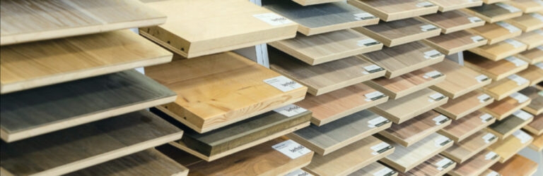 Eine Auswahl von Vinylboden-Mustern in einem Geschäft. Thomas Jung Maler- & Stukkateurbetrieb aus Spiesen